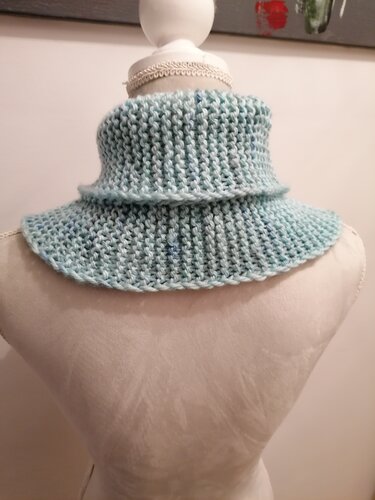 Hellblauer gestrickter Kragenschal auf Schneiderpuppe