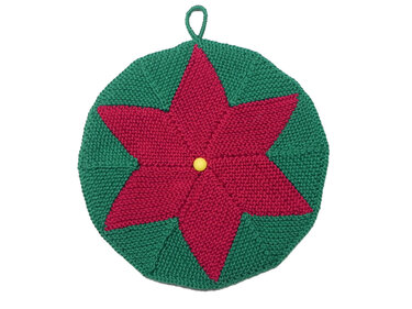 Runder gestrickter Topflappen in Grün mit rotem Stern, gelbem Knopf und Aufhängeschlaufe.