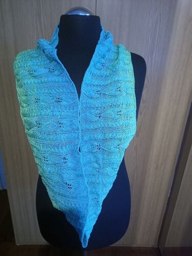 Türkis-grüner gestrickter Dreiecksschal mit Ajourmuster auf schwarzer Schneiderpuppe