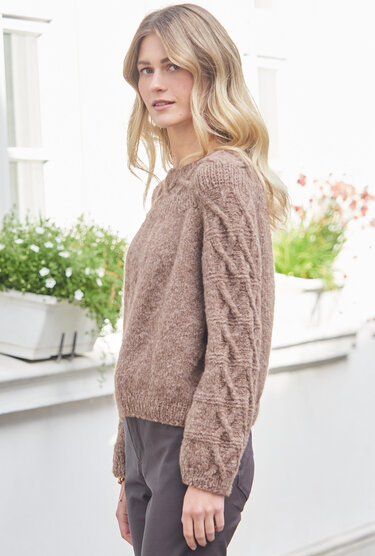 Brauner Pulli mit Zopfmuster und Rundpasse - Bild 5