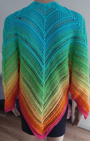 Rückenansicht einer gehäkelten Wickeljacke in Regenbogenfarben mit V‑förmigem Lochmuster