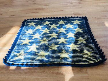 Gestrickte rechteckige Decke, blau mit gelben Sternen und gezacktem Rand