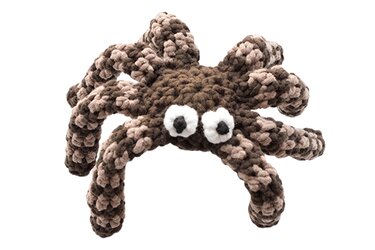 Gehäkelte braune Amigurumi-Spinne mit spiraligen Beinen und weißen Augen