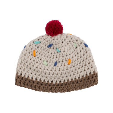 Verspielte gehäkelte Babymütze im Cupcake-Design mit bunten Stichen und rotem Bommel