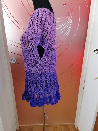 Gehäkelte Tunika mit violettem Ombre und Volant am Saum auf Schaufensterpuppe, Seitenansicht