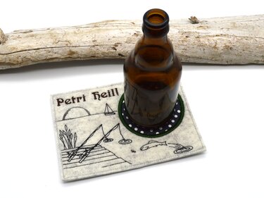 Rechteckiger Filz-Tassenteppich mit gesticktem Anglermotiv 'Petri Heil' und brauner Flasche