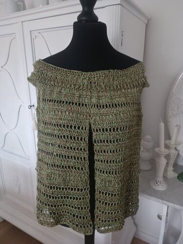 Gehäkelte offene Damenweste in Oliv mit mittigem Schlitz auf Schneiderbüste