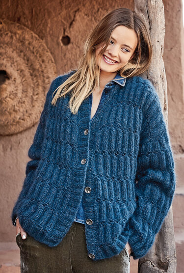 Strickanleitung: Petrolfarbene Oversize-Jacke im Reliefmuster