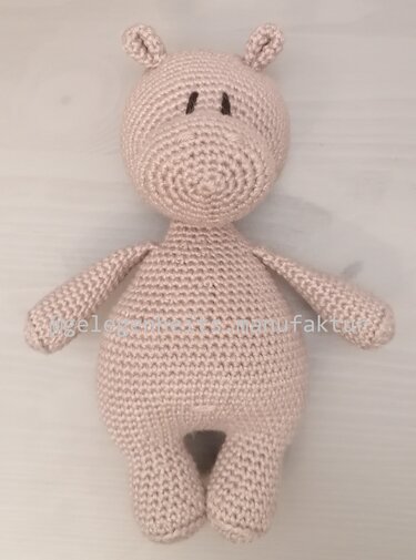 Gehäkeltes rosa Amigurumi‑Nilpferd mit gestickten Augen und runder Schnauze.