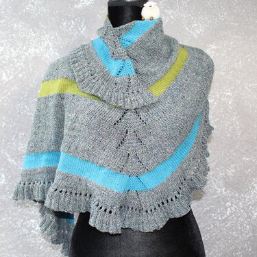 Dreieckstuch grau meliert mit türkis- und limonengrünen Streifen, mittigem Lochmuster und Rüschenkante auf Schaufensterpuppe