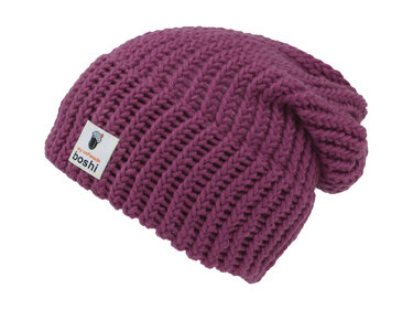 Dunkelviolette gestrickte Beanie mit breitem Rippenmuster und kleinem Seitenetikett.