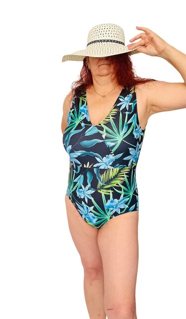 Einteiliger Damen-Badeanzug mit V-Ausschnitt und tropischem Palmen- und Blumenmuster, dazu Strohhut