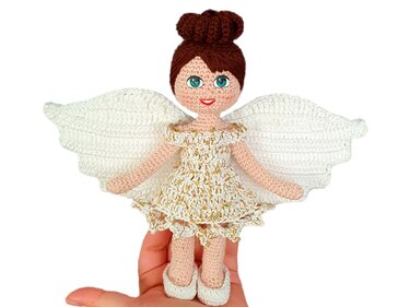 Gehäkelte Engel-Puppe mit weißen Flügeln, goldweißem Rüschenkleid und Haarknoten auf einer Hand