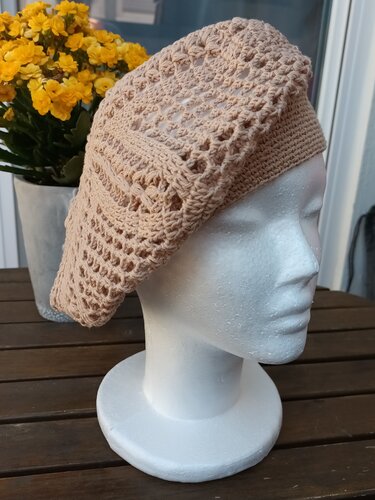 Häkel-Baskenmütze mit dichtem Rand und offenem Oberteil in Beige