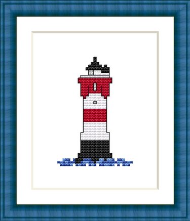 Kreuzstichvorlage eines rot-weiß gestreiften Leuchtturms mit schwarzer Basis und blauen Wellen in blauem Rahmen