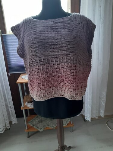 Gehäkeltes Damen-Top mit Ombré-Farbverlauf von Grau zu Rosa auf Schneiderpuppe
