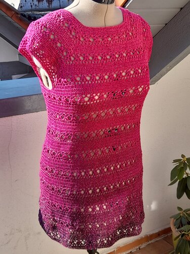 Gehäkeltes ärmelloses Damenkleid in Pink mit Lochstreifen auf Schneiderpuppe