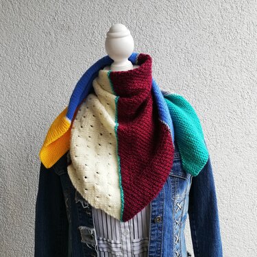 Mannequin mit Jeansjacke und mehrfarbigem gestricktem Dreieckstuch mit Lochmuster