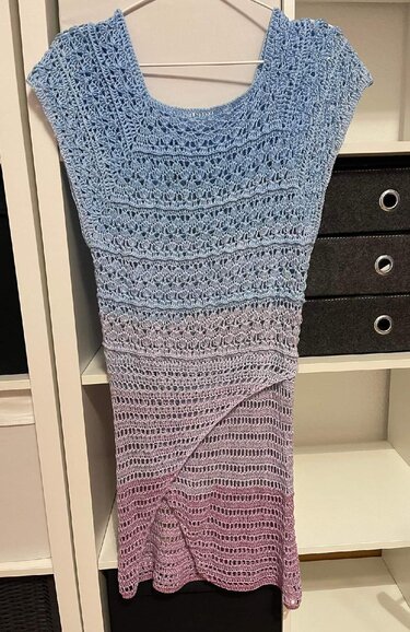 Gehäkelte Damen‑Tunika mit Farbverlauf von Hellblau zu Lila, kurzärmelig, Lochmuster, auf Bügel