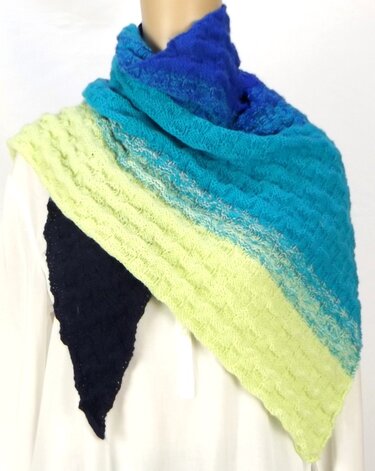 Gestricktes Dreieckstuch mit Farbverlauf in Blau, Türkis und Limettengrün an einer Schaufensterpuppe drapiert