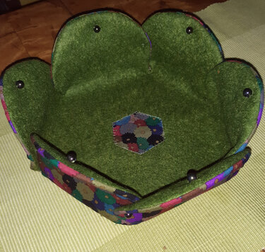 Grünes, blütenförmiges Utensilo aus Filz mit Druckknöpfen und buntem Hexagon