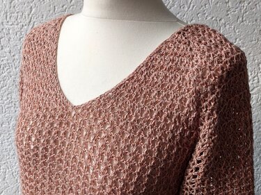 Gehäkeltes Damen-Top in Rosé mit V-Ausschnitt auf Schaufensterpuppe