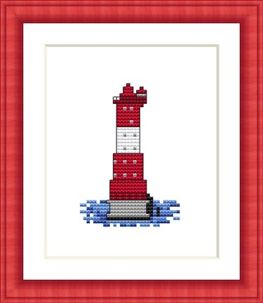 Kreuzstichmuster eines rot-weißen Leuchtturms auf blauem Wasser