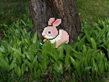 Osteranhänger und Blumenstecker aus Bügelperlen - Basteln