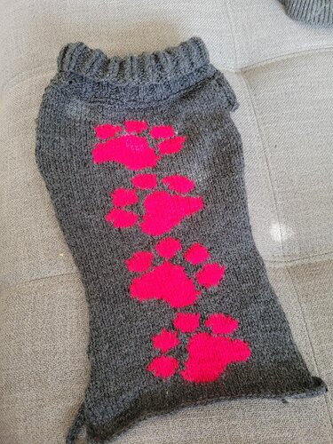 Gestrickter Hundepullover in Grau mit pinken Pfotenmotiven