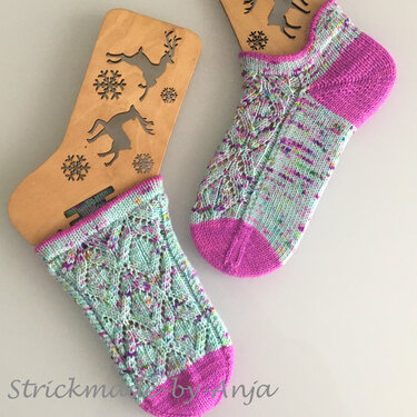 Gestrickte knöchelhohe Damensocken mint mit pinker Ferse und Zopfmuster auf Holzspannleisten