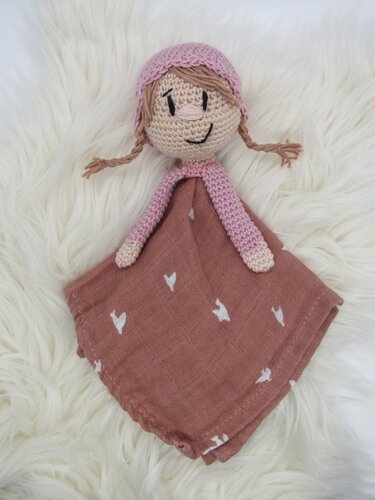 Gehäkeltes Schmusetuch mit Puppenkopf, Zöpfen und rosafarbenem Tuch mit weißen Herzen