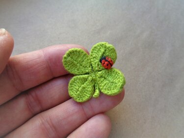 Crochet pattern Lucky shamrock brooch