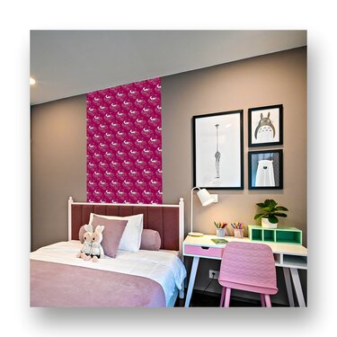 Pinkes gemustertes Digitalpapier als vertikaler Streifen an einer Schlafzimmerwand über dem Bett.