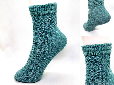 Petrolfarbene gestrickte Socke mit feinem Strukturmuster und umgeschlagenem Bündchen