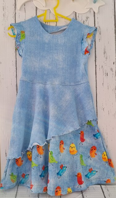 Hellblaues Kinder-Stufenkleid in Jeansoptik mit asymmetrischem Rock und buntem Vogelprint