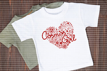 Weißes T-Shirt mit einfarbigem roten Herz-Plot, gefüllt mit Weltraum-Icons und Schriftzug 'Cosmos Girl'