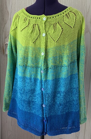 Knöpfbare Damenstrickjacke mit Blatt-Ajour-Passe und grün-blauem Farbverlauf