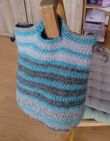Gehäkelte Shopper-Tasche mit türkis-grauen Streifen und seitlichen Zugbändern