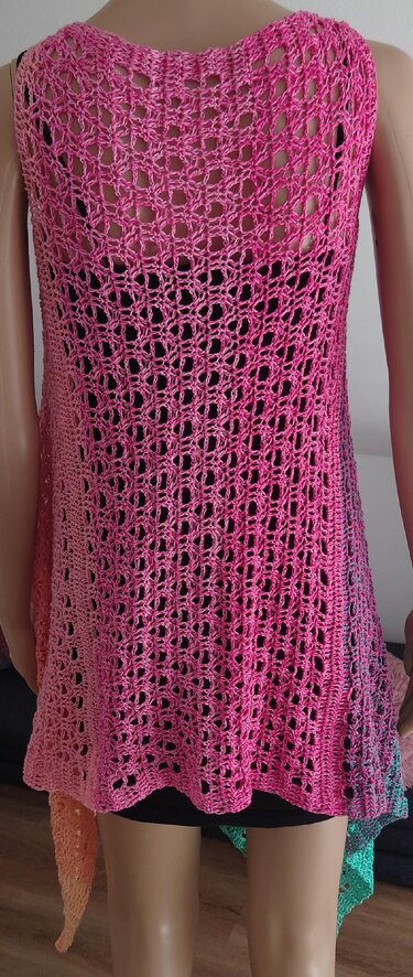Rückenansicht einer gehäkelten ärmellosen Damenweste in Pink mit Ajour-Lochmuster an einer Schaufensterpuppe