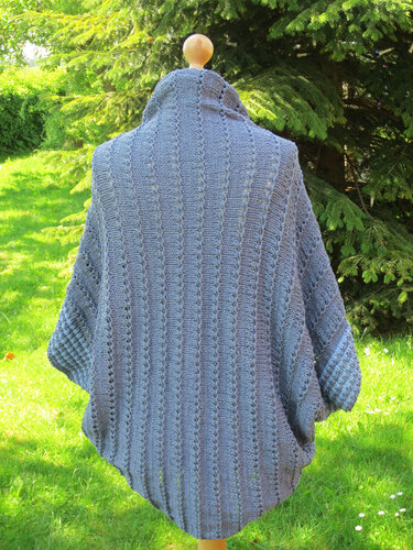 Gestrickter grauer Seelenwärmer mit hohem Kragen auf Mannequin, Rückansicht vor grünem Hintergrund