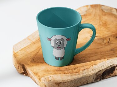 Türkise Tasse mit Schaf-Illustration auf Holzbrett