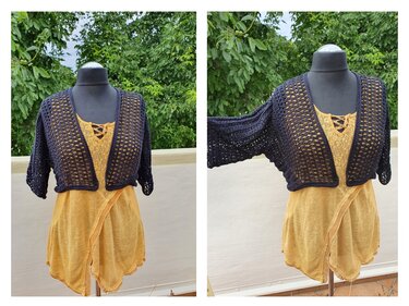 Dunkelblauer gehäkelter kurzer Bolero mit Netzmuster und Ellbogenärmeln, offen getragen über gelbem Kleid