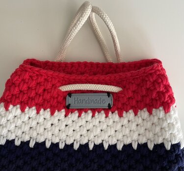 Maritimer Häkelrucksack mit Blockstreifen, groben Maschen und Seilgriffen