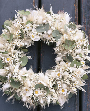 Florale Deko für Wand, Kerzen und Deko-Schalen mit diesem Blumenkranz - Basteln