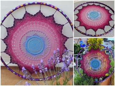 Gehäkeltes rundes Mandala-Deckchen in Blau-Pink, gespannt in lila Reifen