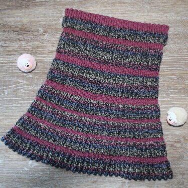 Gestrickter Loop-Schal in melierten Streifen mit altrosa Streifen und gewelltem Saum