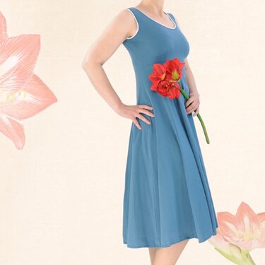 Ärmelloses blaues Midikleid mit rundem Ausschnitt, gehalten von einer Person mit roter Blume