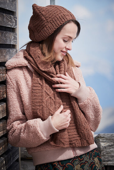 Strickanleitung: Schal und Mütze mit Zopfmuster in Rostbraun