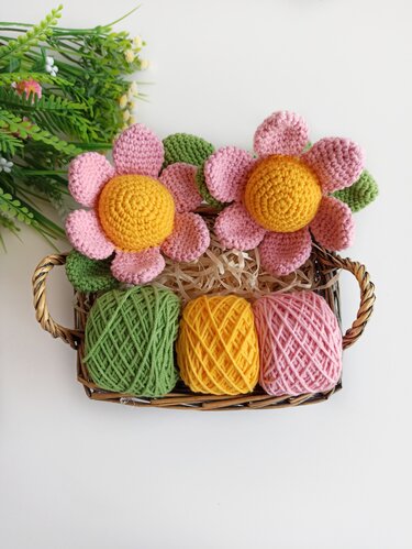 Crochet flower pattern, easy crochet tutorial, crochet baby rattle