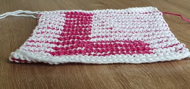 Quadratische Strickprobe kraus rechts in Weiß und Rosa mit Kreuz